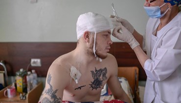 جندي أوكراني يتلقى العلاج في مستشفى ميكولايف المركزي غرب أوكرانيا (8 آذار 2022، أ ف ب). 