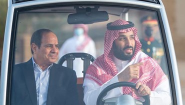 ولي العهد السعودي والرئيس المصري يتجولان في حي الطريف التاريخي في الدرعية.