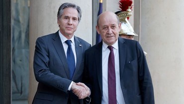 لودريان (إلى اليمين) مستقبلا نظيره الاميركي بلينكن في قصر الإليزيه في باريس (8 آذار 2022، ا ف ب). 