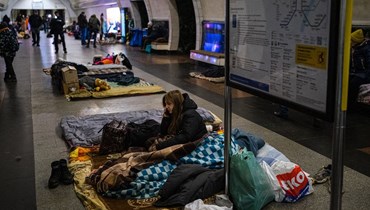 لاجئون أوكرانيون في محطة قطار (أ ف ب).