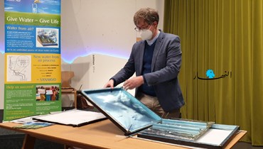 المهندس في العلوم المخبرية جان مارك ليكي يعرض تفنية "المياه عبر الهواء" في سويسرا ("النهار").