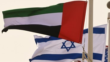 أعلام إماراتية وإسرائيلية وأميركية رفعت في مطار أبوظبي لدى وصول أول رحلة تجارية من إسرائيل (31 آب 2020، أ ف ب).