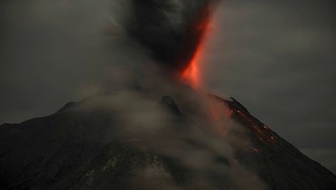 ثوران بركان ميرابي في إندونيسيا.