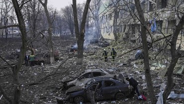 موظفو طوارئ أوكرانيون يعملون في مستشفى تضرر من جراء القصف في ماريوبول بأوكرانيا (9 آذار 2022، أ ب).  