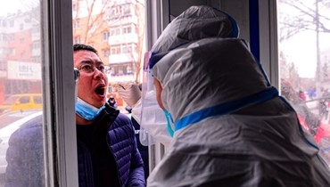 شخص يخضع لاختبار كشف كورونا في شنيانغ بمقاطعة لياونينغ شمال شرق الصين (9 آذار 2022، أ ف ب). 