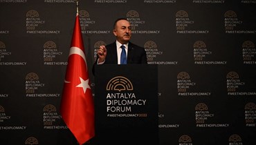 وزير الخارجية التركي مولود تشاوش أوغلو متكلما خلال مؤتمر صحافي بعد اجتماعه بنظيريه الروسي والأوكراني في أنطاليا (10 آذار 2022، أ ف ب). 