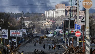 سكان يغادرون مدينة إيربين شمال كييف (10 آذار 2022، أ ف ب). 