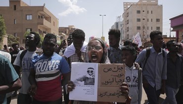 سودانيون يتظاهرون في الخرطوم ضد الانقلاب العسكري (28 شباط 2022، أ ب). 