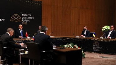 وزير الخارجية التركي مولود جاويش أوغلو ووزير الخارجية الروسي سيرغي لافروف ووزير الخارجية الأوكراني ديميترو كوليبا خلال إجتماع في مدينة أنطاليا التركية أمس (أ ف ب).