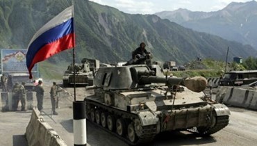 دبابات روسية على الحدود بين روسيا وأوسيتيا الجنوبية (23 آب 2008 - أ ف ب).