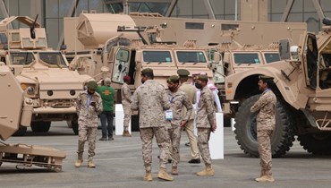 عسكريون سعوديون يحضرون معرض الدفاع العالمي الأول للمملكة العربية السعودية، شمال العاصمة الرياض (6 آذار 2022، ا ف ب). 