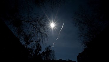 مسار صاروخ في السماء في إيربين شمال كييف (أ ف ب). 
