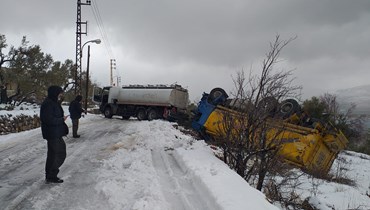 لثلوج غطت المناطق والمنخفض مستمر الى صباح الإثنين، وفي الصورة تدهور شاحنة نقل في عيتنيت من جراء الحفر والتعرجات التي غطتها الثلوج.