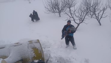 نجاة عائلة مؤلفة من أب وأم وطفلين كانت محاصرة في الثلوج على طريق القموعة. 
