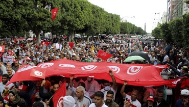صورة ارشيفية- تونسيون يتظاهرون ضد سعيد في تونس العاصمة (10 ت1 2021، أ ب).  