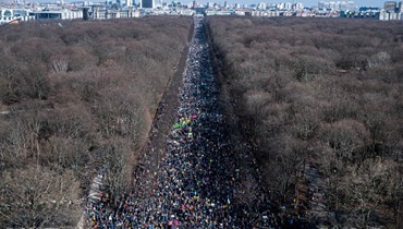 صورة جوية تظهر آلافا يشاركون في تظاهرة في برلين ضد الغزو الروسي لأوكرانيا (13 آذار 2022، أ ف ب). 