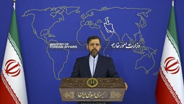 الناطق باسم وزارة الخارجية الإيرانية سعيد خطيب زادة في مؤتمره الصحافي في طهران أمس (أ ف ب).
