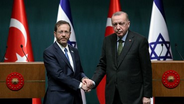 مصافحة بين اردوغان وهرتسوغ (إلى اليسار) خلال مؤتمر صحافي في أنقرة (9 آذار 2022، أ ف ب). 