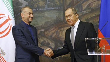وزيرا الخارجية الروسي سيرغي لافروف-إلى اليمين- والإيراني حسين أمير عبداللهيان في موسكو أمس (أ ف ب).