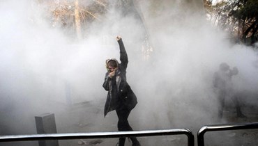 صورة لامرأة إيرانية وسط مسيل الدموع