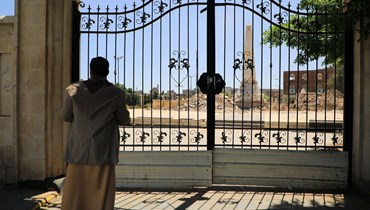 رجل يُعاين النصب التذكاري المتضرّر لـ"شهداء الأتراك في اليمن"، في العاصمة صنعاء، بعد تقارير عن تدمبره من قبل مجموعة تابعة للحوثيين احتجاجاً على زيارة الرئيس الإسرائيلي لتركيا (12 آذار 2022 - أ ف ب).