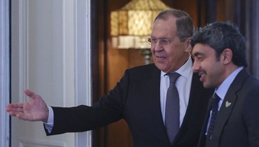 وزير الخارجية الروسي مستقبلاً نظيره الإماراتي في موسكو (أ ف ب).