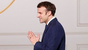 ماكرون لدى وصوله الى احتفال في قصر الإليزيه في باريس (16 آذار 2022، أ ف ب).