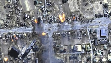 صورة من الأقمار الاصطناعية قدمتها شركة Maxar Technologies، وتظهر مباني محترقة في منطقة سكنية في شمال شرق تشيرنيهيف بأوكرانيا (16 آذار 2022، أ ب). 