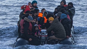 صورة تعبيرية- مهاجرون في زورق خلال عبورهم القناة الإنكليزية بطريقة غير شرعية من فرنسا إلى بريطانيا (15 آذار 2022، ا ف ب). 
