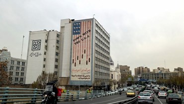 جدارية للعلم الأميركي في طهران (أ ف ب).