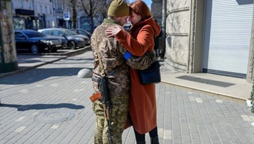 جندي أوكراني وزوجته (أ ف ب).