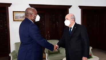 تبون (الى اليمين) مستقبلا وزير الشؤون الخارجية والتعاون للتنمية لجمهورية بوروندي ألبيرت شينغيرو (17 آذار 2022، رئاسة الجمهورية الجزائرية). 