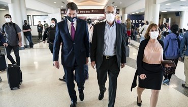 غريغ كيلي (في الوسط) وزوجته، برفقة السناتور بيل هاغرتي (الى اليسار) في مطار ناشفيل الدولي في ناشفيل بتينيسي (14 آذار 2022، أ ب). 