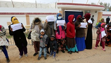 مهاجرون أفارقة في مخيم تديره المفوضية السامية للأمم المتحدة لشؤون اللاجئين في مدينة جرجيس الساحلية جنوب تونس (أ ف ب).