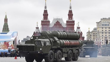 نظام الدفاع الصاروخي الروسي "إس-400" خلال عرض عسكري في يوم النصر في الساحة الحمراء، موسكو (9 أيار 2017 - أ ف ب).