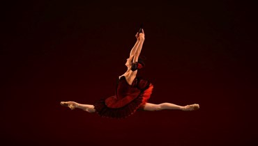 راقصة الباليه اليابانية ميكي ميزوتاني ترقص خلال بروفة لحفلة "الرقص من أجل أوكرانيا" في كوليسيوم لندن بلندن (19 آذار 2022، ا ف ب). 