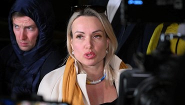  أوفسيانيكوفا مصرحة لوسائل الإعلام لدى مغادرتها محكمة منطقة أوستانكينسكي في موسكو (15 آذار 2022، أ ف ب). 