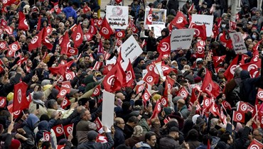 متظاهرون تونسيون تجمعوا قرب مقر البرلمان في تونس العاصمة خلال احتجاج ضد سعيد (20 آذار 2022، أ ف ب). 