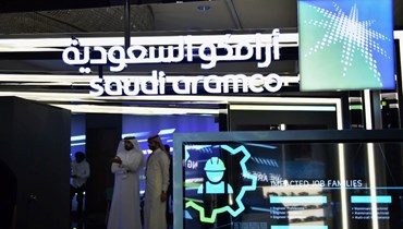 زوار وقفوا في قسم معرض أرامكو في منتدى مسك العالمي للابتكار والتكنولوجيا في الرياض (13 ت2 2019، أ ف ب).