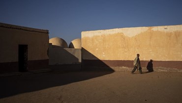 صورة ارشيفية- رجل صحراوي يمشي في فناء مدرسة مغلقة في بير لحلو بالصحراء الغربية (13 ت1 2021، أ ب). 