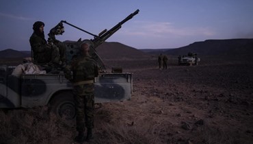 جنود من جبهة البوليساريو خلال تمرين بالقرب من المحيرس في الصحراء الغربية (13 ت1 2021، أ ب). 