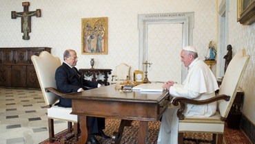 البابا فرنسيس استقبل عون في خلوة في المكتب البابوي.