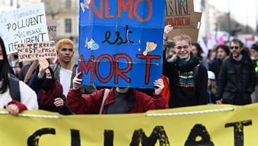تظاهرة في فرنسا تطالب بخطط طوارئ مناخية للمرشحين للرئاسة (أ ف ب).