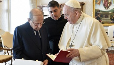 البابا فرنسيس استقبل عون في المكتب البابوي (أ ف ب).