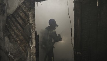  منزل محترق أصابته صواريخ غراد الروسية في كييف (أ ف ب). 