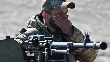 جندي أوكراني يحمل سلاحاً قرب كييف (أ ف ب).
