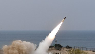 صورة وزعتها وزارة الدفاع الكورية الجنوبية في سيول، وتظهر صاروخاً خلال اطلاقه من موقع غير معروف حول البحر الشرقي (24 آذار 2022، ا ف ب). 