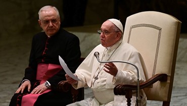 البابا فرنسيس متكلما خلال اللقاء الأسبوعي العام في قاعة بولس السادس في الفاتيكان (23 آذار 2022، ا ف ب). 