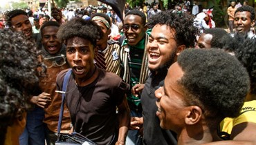 سودانيون يتظاهرون في الخرطوم ضد الانقلاب وغلاء المعيشة (24 آذار 2022، ا ف ب). 