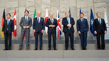 (من اليسار) كيشيدا، ترودو، بايدن، شولتس، جونسون، ماكرون، ودراغي في صورة جماعية لزعماء مجموعة السبع خلال قمة الناتو في بروكسيل (24 آذار 2022، أ ف ب). 
